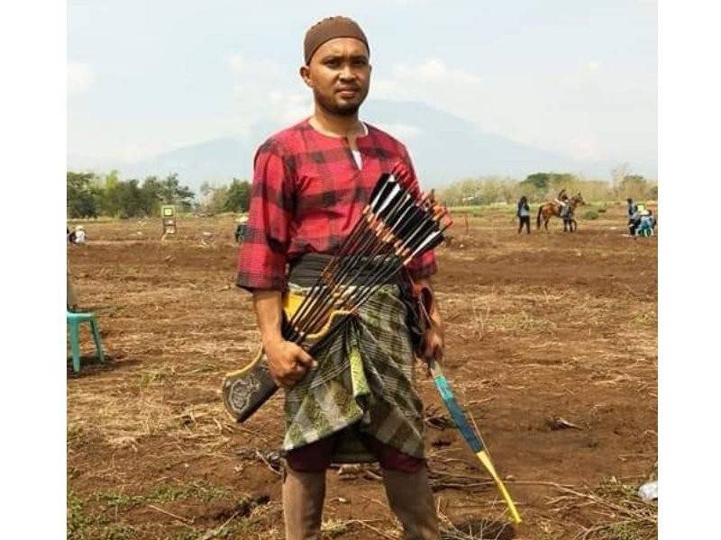Azizi sedia untuk beraksi.