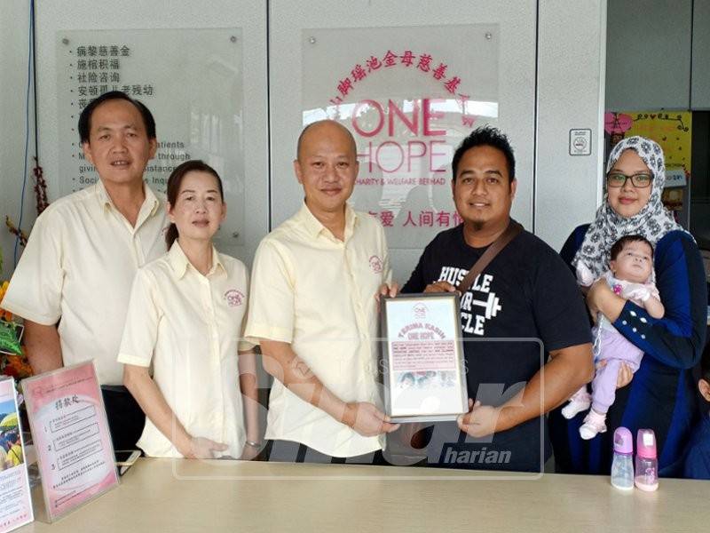 Bapa kepada bayi Nur Zulaikha Aqeela,3 bulan Mohd Daud yang menerima bantuan daripada One Hope selepas anaknya menghidapi masalah jantung menyampaikan cenderahati kepada Sui Hau sebagai tanda terima kasih.