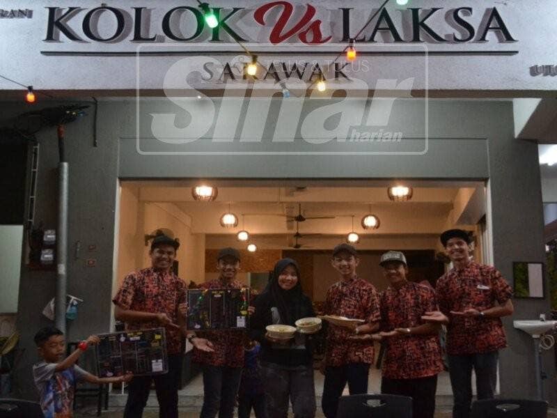 Haiyana (tengah) bersama pekerjanya di, depan restoran miliknya di Jalan Pusat Niaga Gangsa (PNG) Duriang Tunggal.