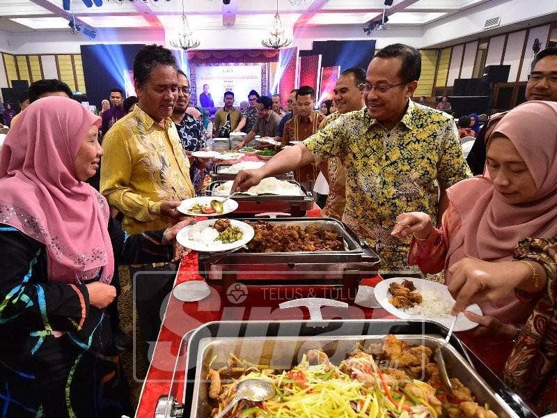 Dr Ahmad Samsuri (dua kanan) beramah mesra dengan pengamal media.
