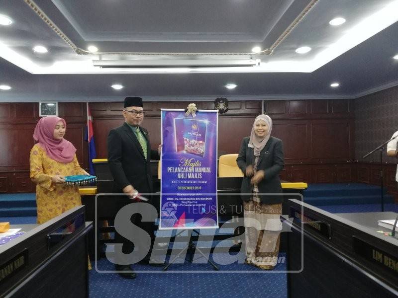 Mohd Masni merasmikan majlis pelancaran manual ahli majlis selepas selesai mengadakan Mesyuarat Penuh Majlis Perbandaran Segamat Bagi Bulan Disember 2018 di MPS, semalam. 