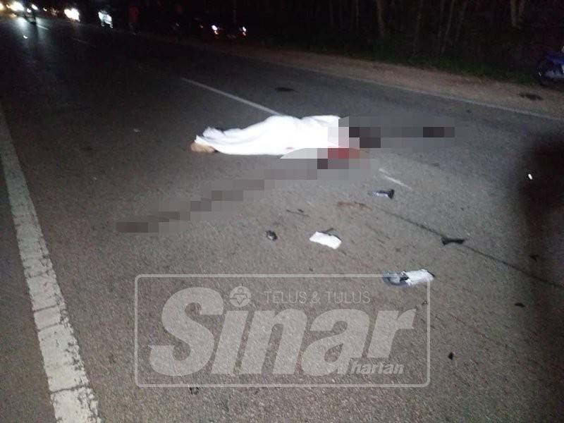 Seorang pekerja pasaraya maut selepas motosikal yang ditunggangnya bertembung dengan sebuah kereta.