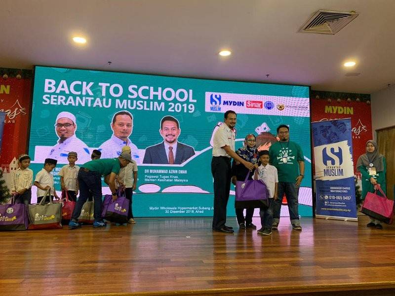 Serantau Muslim menaja alat kelengkapan sekolah 19 anak yatim pelarian Rohingya