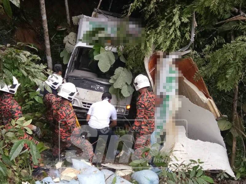 Bomba berusaha mengeluarkan mangsa tersepit. Foto - Balai Bomba dan Penyelamat Mantin
