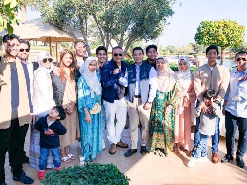 Gambar keluarga dimuat naik di laman Twitter anak sulung Mohamed Azmin di sebuah resort percutian di Marrakesh, Maghribi, yang mencetuskan pelbagai spekulasi.