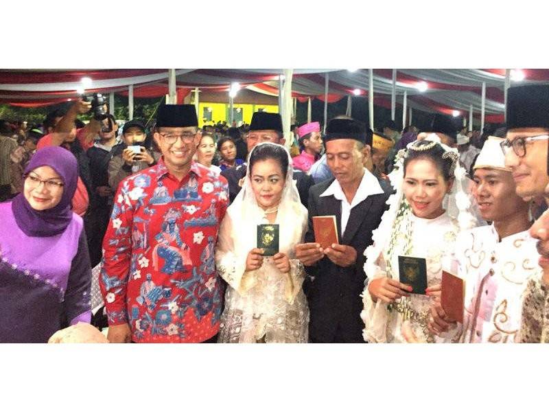 Gabenor tempatan, Anies Baswedan (baju merah) menjadi saksi kepada pasangan yang menyertai perkahwinan beramai-ramai di Jakarta.- Foto Berita168