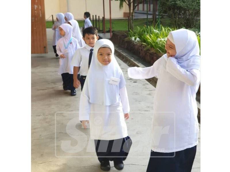 Murid tahun satu beratur untuk perhimpunan pagi.