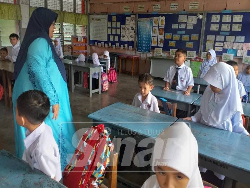 Sesi pengenalan murid bersama guru.