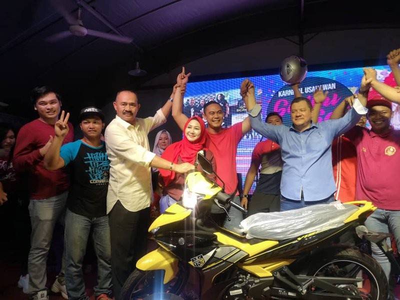 Abu Bakar Yahya menyampaikan hadiah utama cabutan bertuah kepada salah seorang hadirin yang menghadiri majlis penutup Karnival Usahawan Seribu Seri 2018 dan sambutan tahun baru 2019 di Pantai Morib, Banting, malam tadi.