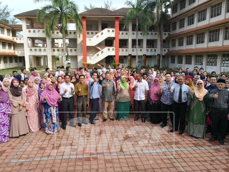 Saifuddin (tengah) merakamkan gambar kenangan bersama Sebahagian guru-guru dan pelajar pada Majlis Pemusatan Tingkatan 6 Mod 2 di Sekolah Menengah Kebangsaan Astana, di sini, hari ini.