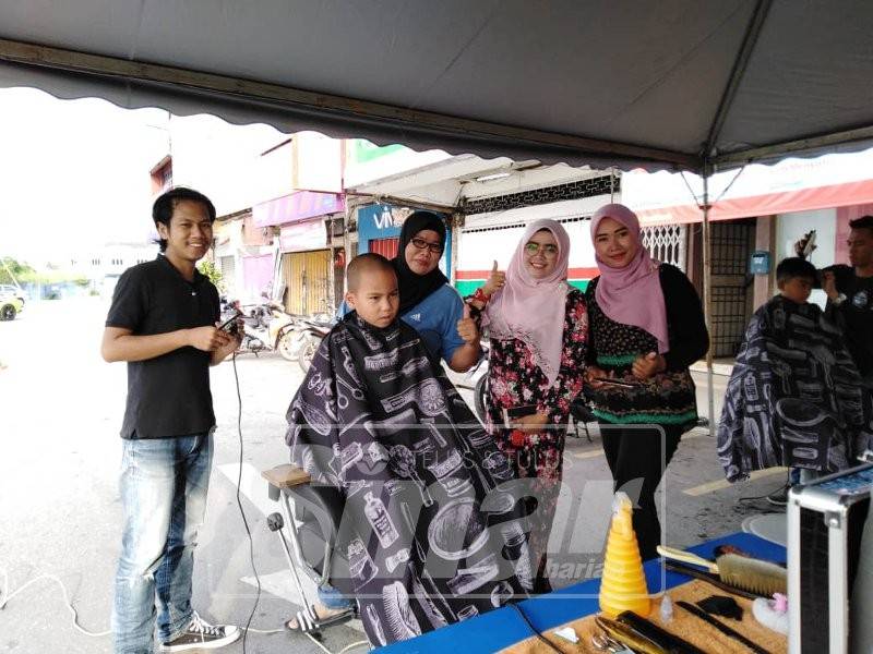 Salbiah (dua kanan) bersama penduduk yang menyertai program anjuran Umno Bahagian Tanjong Karang.