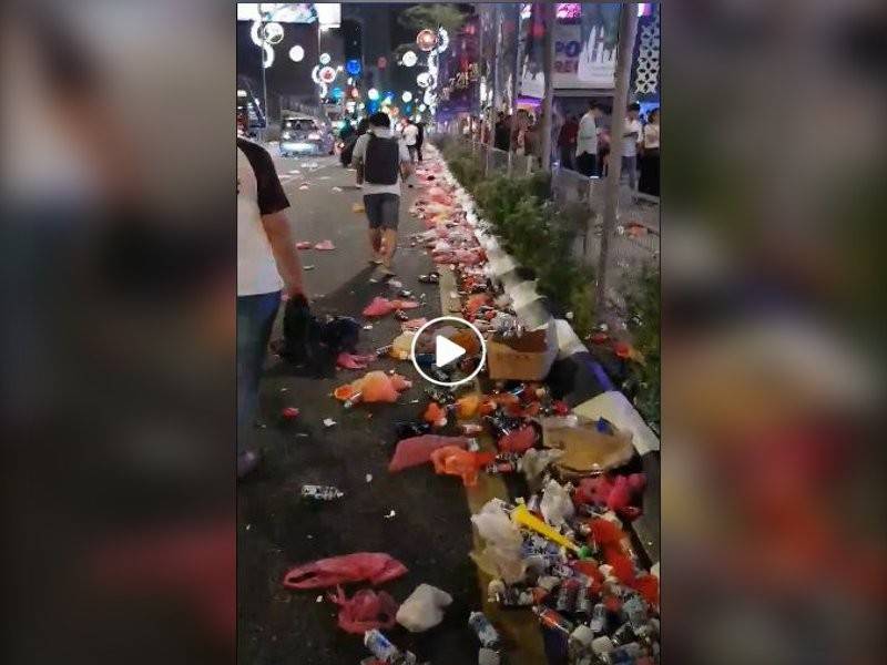 Rakaman video berdurasi 27 saat yang tular di media sosial pelbagai jenis sampah termasuk tin dan botol minuman, plastik serta kotak bersepah di bahu dan tengah laluan jalan raya. 