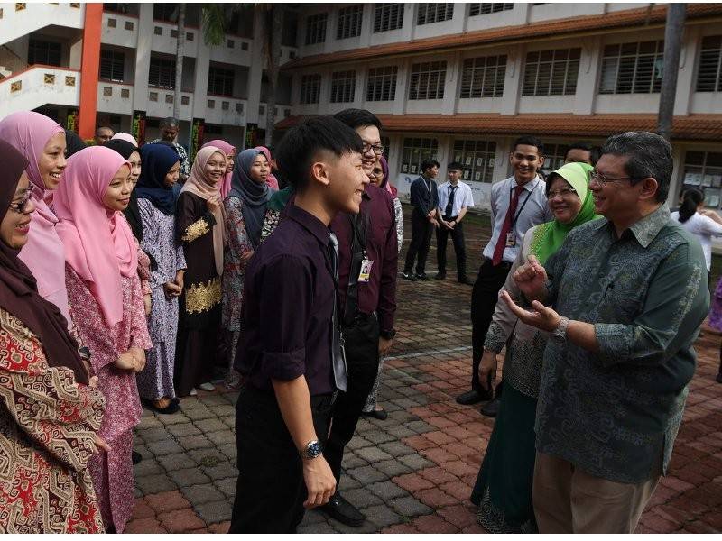 Menteri Luar Datuk Saifuddin Abdullah (kanan) yang juga Anggota Parlimen Kuantan bertanyakan persiapan pelajar menghadapi sesi persekolahan 2019 yang bermula esok ketika melawat Sekolah Menengah Kebangsaan Astana hari ini. -Foto Bernama