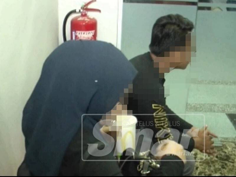 Antara pasangan yang ditahan berkhalwat oleh JAIM dalam bilik hotel murah di Batu Berendam, di sini, awal pagi tadi.