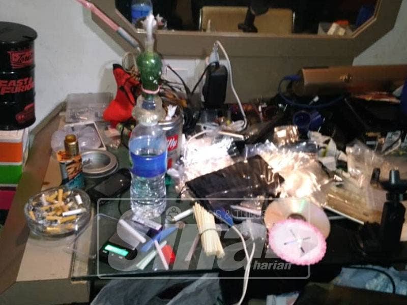 Meja dipenuhi alat untuk menagih dadah