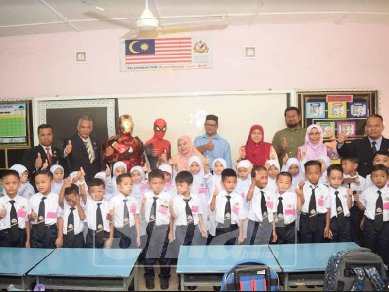 Maskot Iron Man dan Spiderman turut masuk ke setiap kelas Tahun 1 Hipersis seterusnya memeriahkan lagi sesi suai kenal murid.