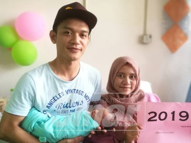 Bayi Farhani adalah bayi terawal lahir pada malam tahun baru di HKL jam 12.09 tengah malam.