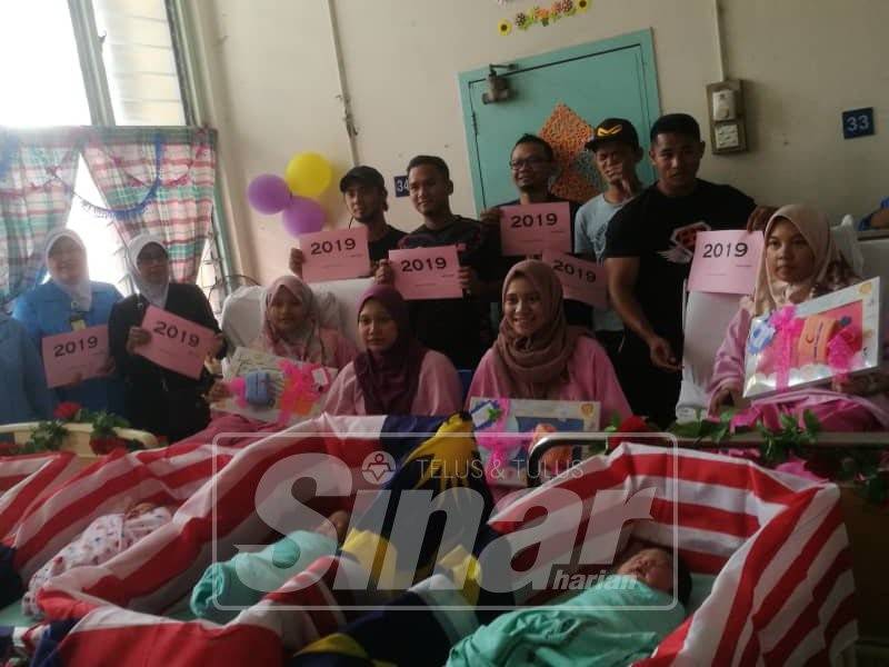 Wad bersalin meriah meraikan bayi tahun baru.