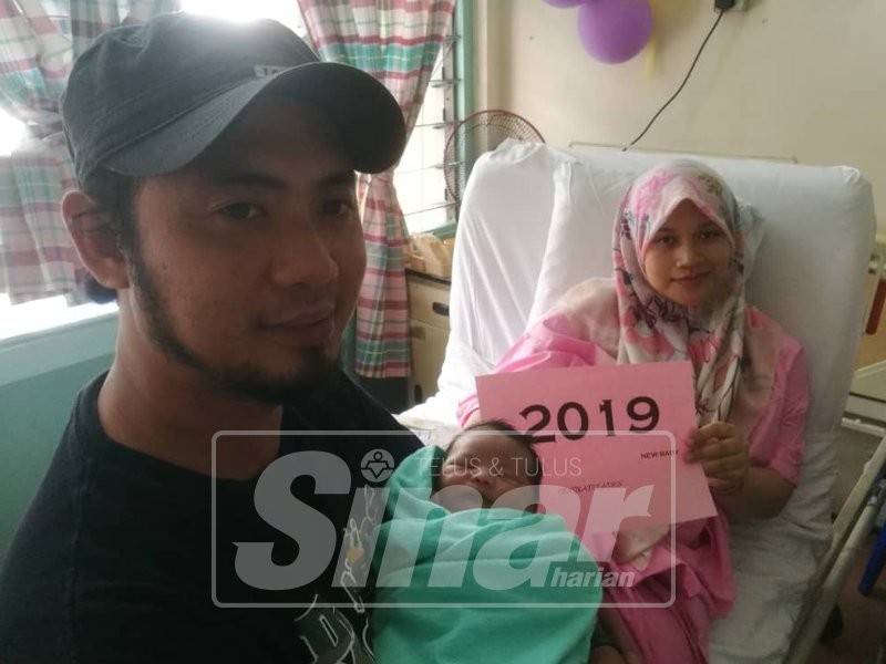 Norizan bersama suami dan puteri ketiganya.