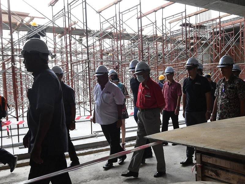 Perdana Menteri Tun Dr Mahathir Mohamad (tengah) meluangkan masa kira-kira 10 minit meninjau projek pembinaan Menara Maha setinggi 138 meter yang terletak di pesisir pantai Bandar Kuah hari ini. Foto Bernama
