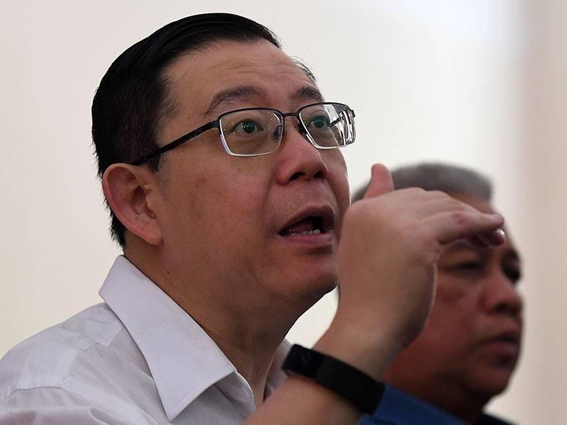 Menteri Kewangan Lim Guan Eng mengadakan sidang akhbar selepas majlis menandatangani plak projek naik taraf lif perumahan Kastam Bukit Gelugor hari ini. - Foto Bernama
