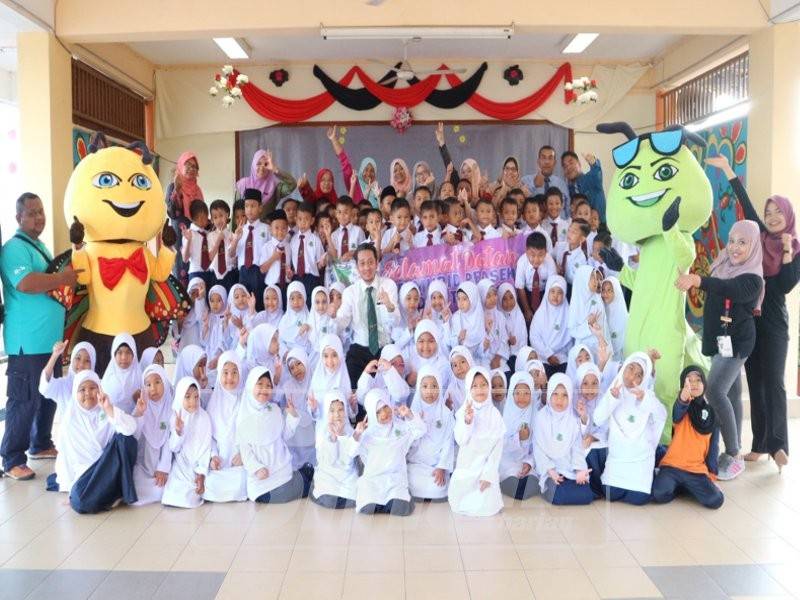 Para pelajar dan guru Tahun 1 bergambar bersama Eemut dan Bee Bee sebelum masuk ke kelas masing-masing.
