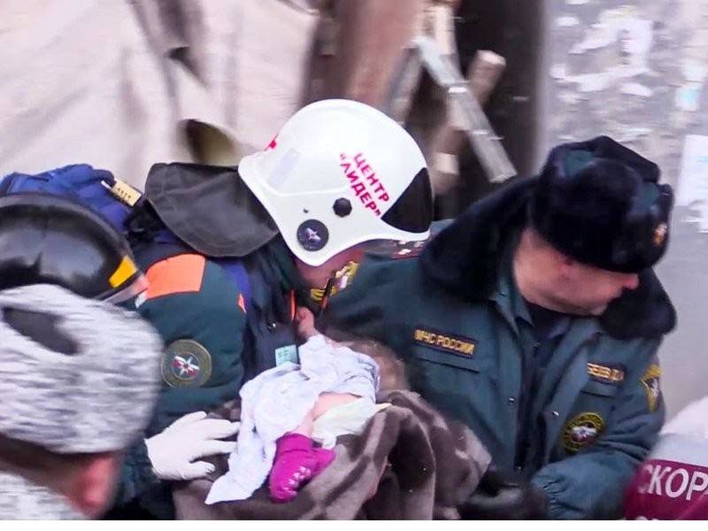  Bayi tersebut dikejarkan ke hospital bagi mendapatkan rawatan. - Foto AP