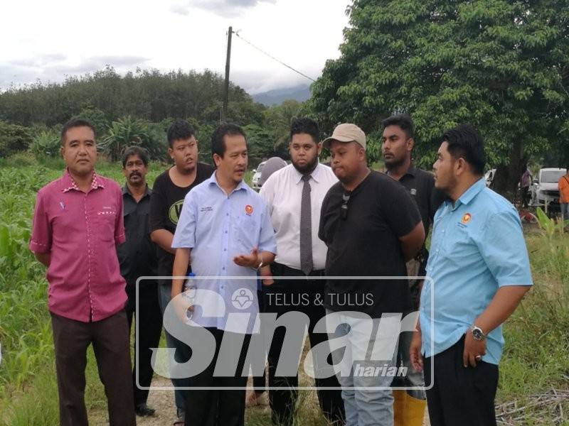 Azman (tengah) menjelaskan sesuatu kepada Shahemi (dua, kanan).