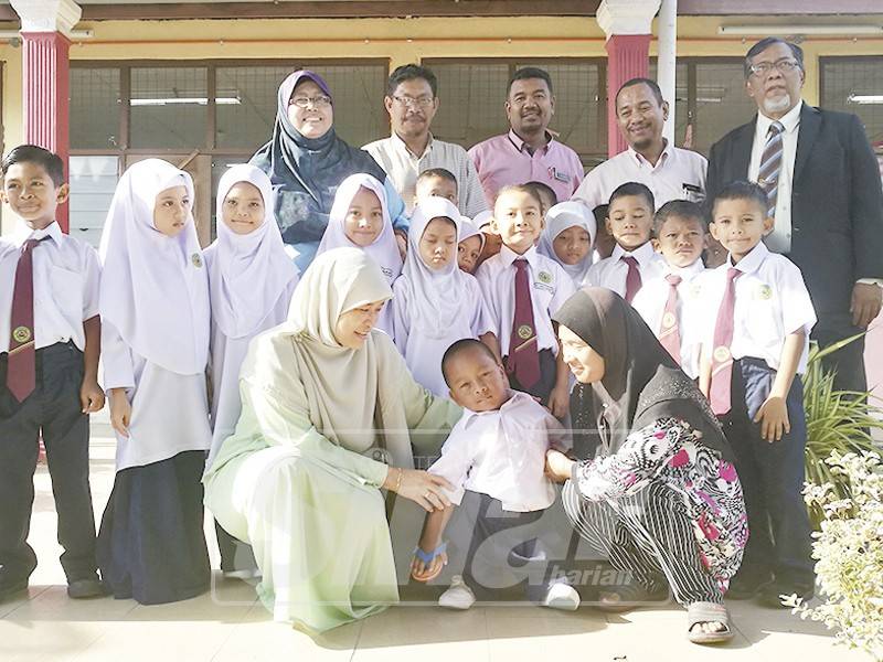 Amsyar bersama ibu dan rakan-rakan di sekolah. 