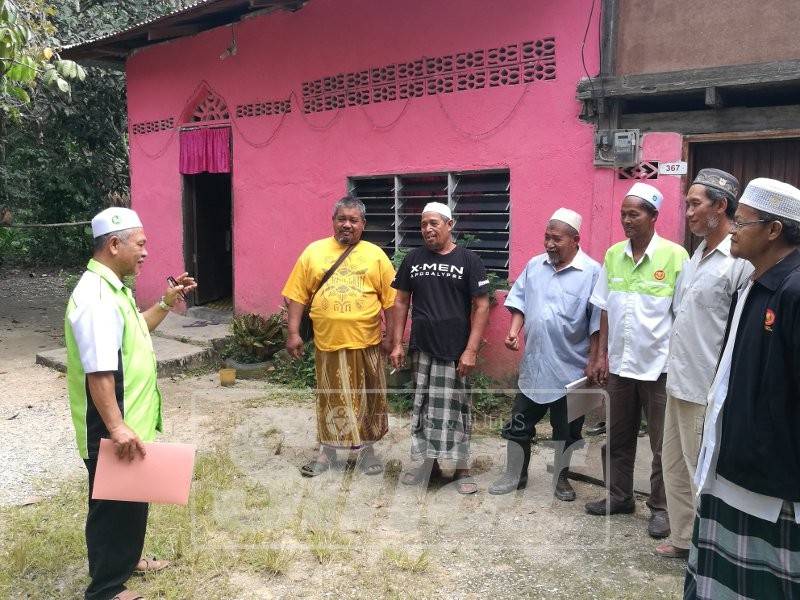 Abd Nasir kiri menerangkan isu Gunung Pulai kepada jawatankuasa membantah projek kuari batu sebaik selesai pertemuan semalam.