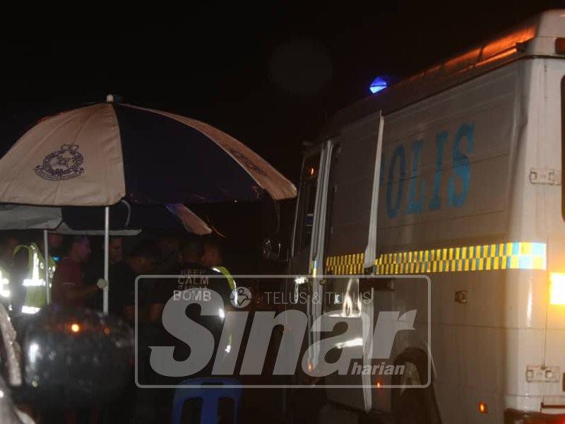 Unit Pemusnah Bom mengambil masa selama tiga jam untuk melakukan pemeriksaan rapi.