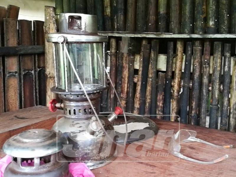 Barangan hiasan lama yang terdapat di bahagian bengkel.