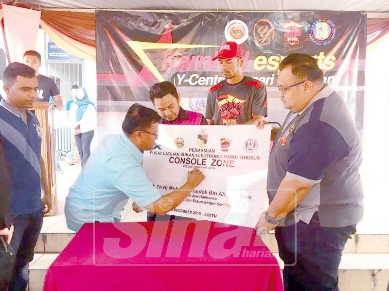 Mohamad Taufek menandatangani plak perasmian Pusat Latihan Sukan Elektronik di Sikamat.
