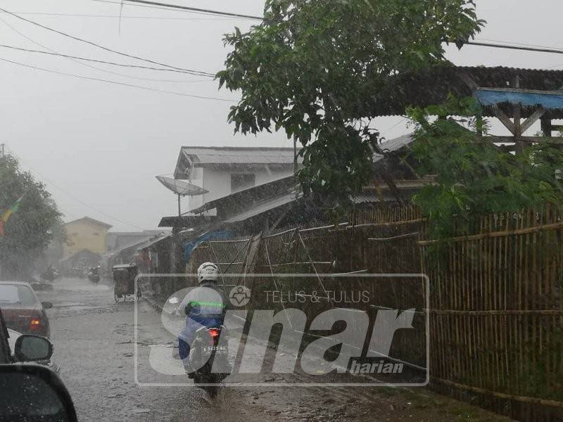 Hujan kerap turun sepanjang misi kami.