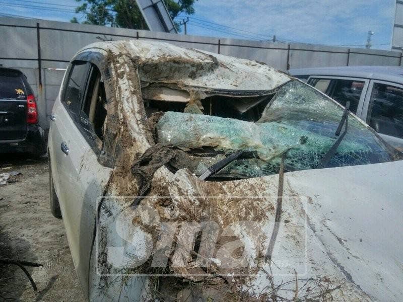 Keadaan kereta Pak Asep yang terbabit dalam kemalangan itu.