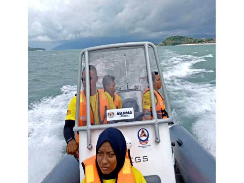Petugas menara penyelamat pantai APM Langkawi melakukan rondaan di Pantai Chenang.
