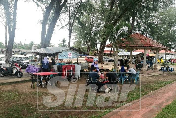 Gerai makanan di pantai Geting berniaga seperti biasa hari ini.
