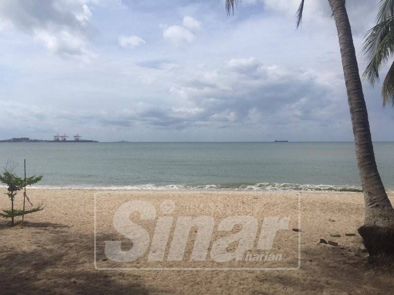 Tidak ramai orang berkunjung ke Pantai Teluk Batik.
