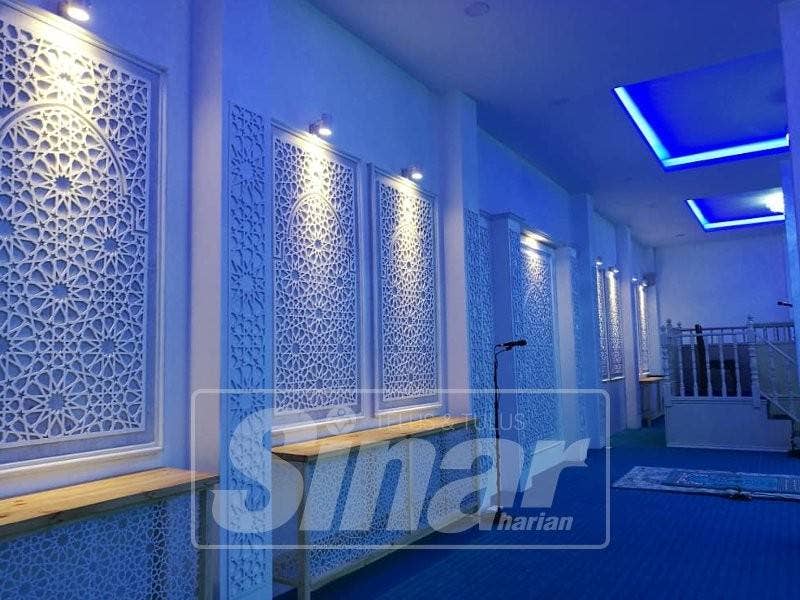 Antara bahagian ruang dalaman masjid yang indah dan selesa.