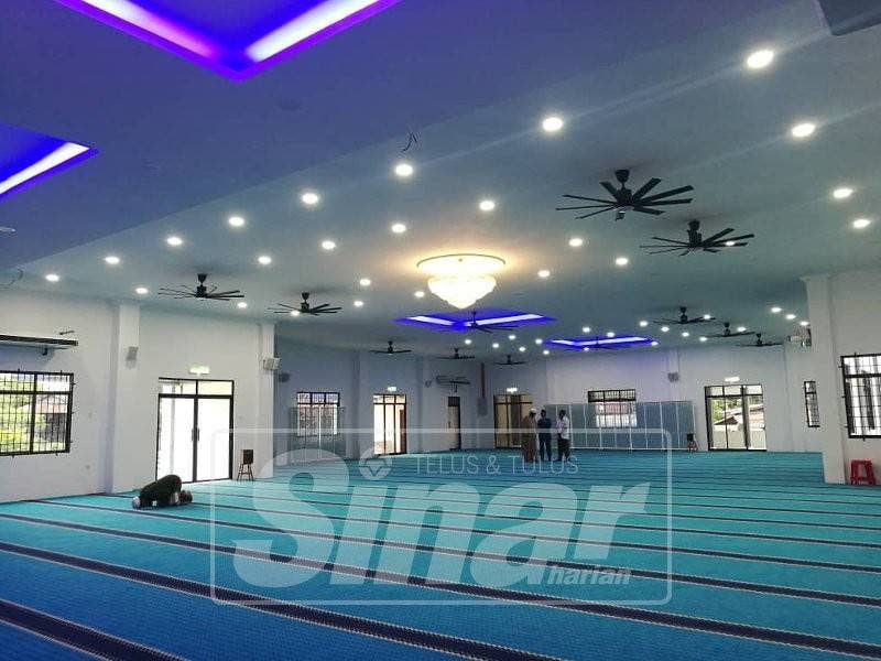 Ruang dalaman masjid yang indah dan selesa.