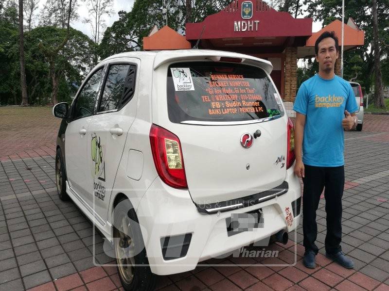 Suddin Runner bersama kenderaan digunakannya bagi mencari rezeki dengan membaiki laptop dan komputer.