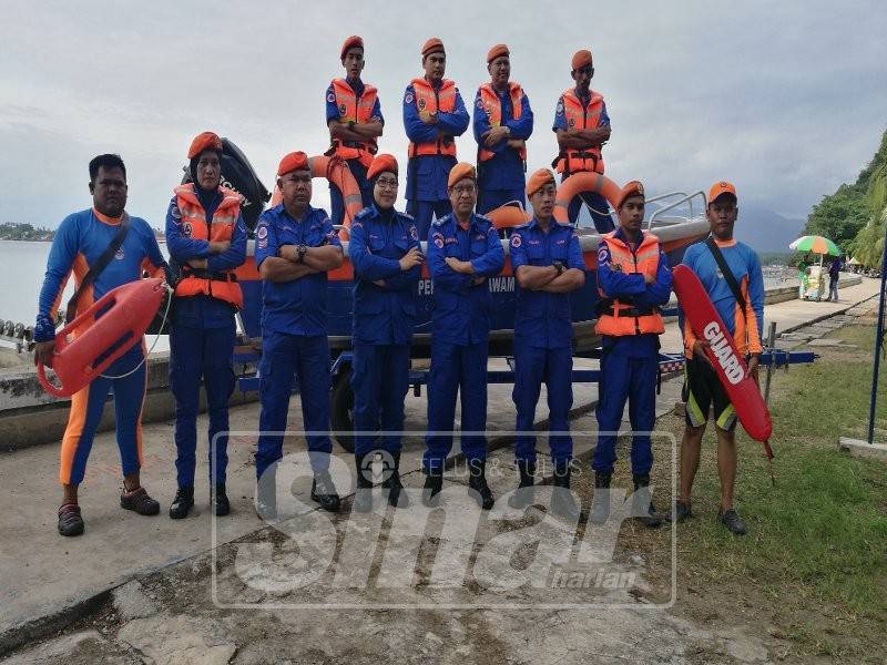 Azahar (empat,kanan) bergambar bersama anggota APM.