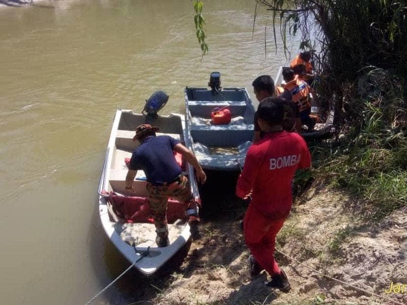 Pasukan penyelamat melakukan pencarian mangsa di sekitar lokasi dia dikatakan jatuh. Foto IHSAN APM