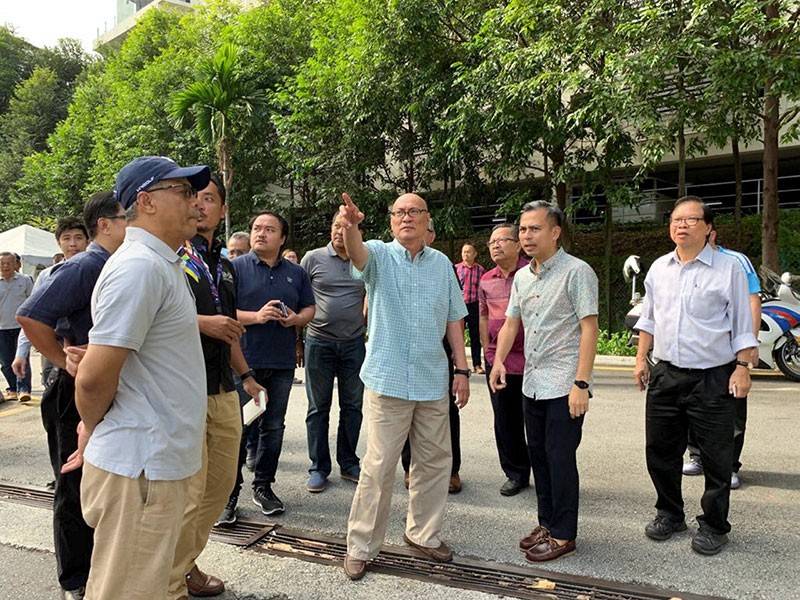 Datuk Bandar Kuala Lumpur Datuk Nor Hisham Ahmad Dahlan (tengah) meninjau keadaan lalu lintas di Jalan Kerinchi hari ini. Turut hadir Anggota Parlimen Lembah Pantai Fahmi Fadzil (dua, kanan). - Foto Bernama