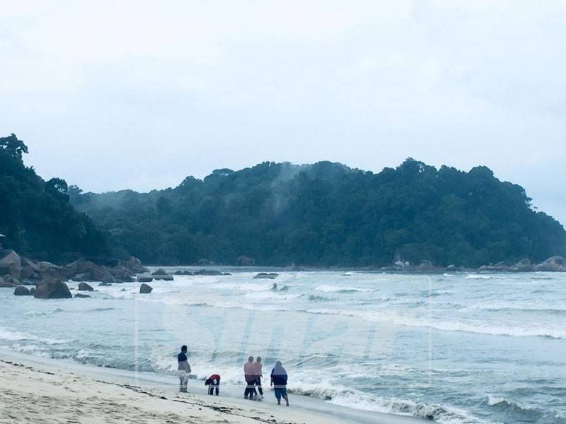 Orang ramai masih melakukan aktiviti dipantai meskipun tanda amaran telah dipacakkan.
