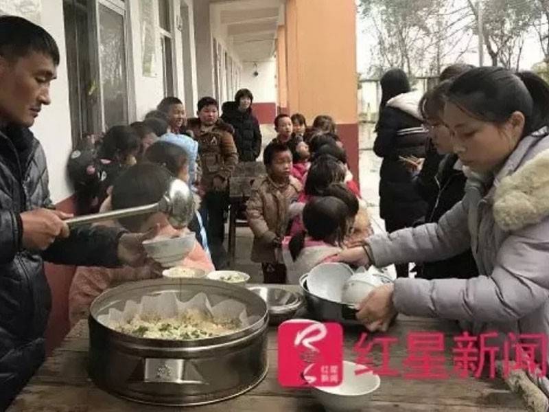 Zhanliang menyediakan makanan percuma buat pelajar yang ibu bapa mereka bekerja jauh di bandar. - Foto SCMP