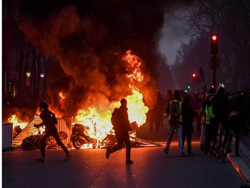 Aktivis 'ves kuning' membakar beberapa buah motosikal di Paris, semalam.