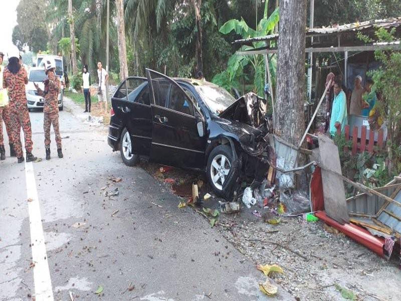Keadaan kereta dipandu dan dinaiki mangsa melanggar sebatang pokok. Foto:Ihsan Bomba