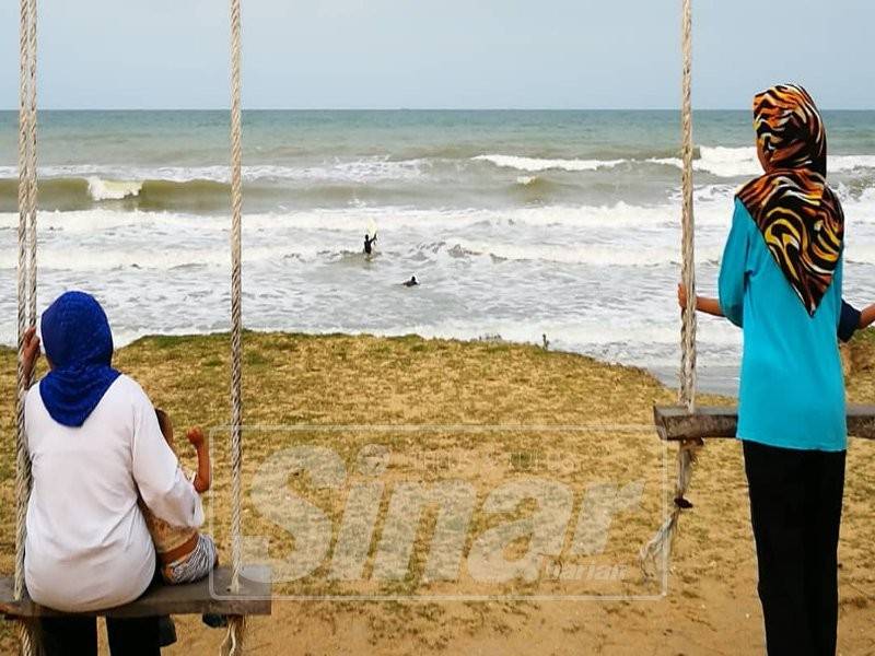 Segelintir pengunjung menyifatkan tindakan peluncur ombak itu seperti menempah maut.