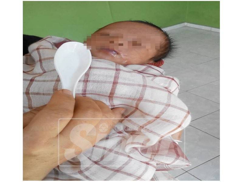 Bayi yang sempat diberi minum susu menggunakan sudu
